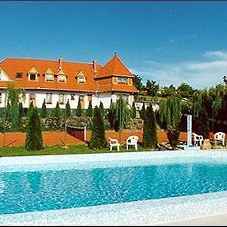 Palatinus Apartmanok Кестели Екстериор снимка