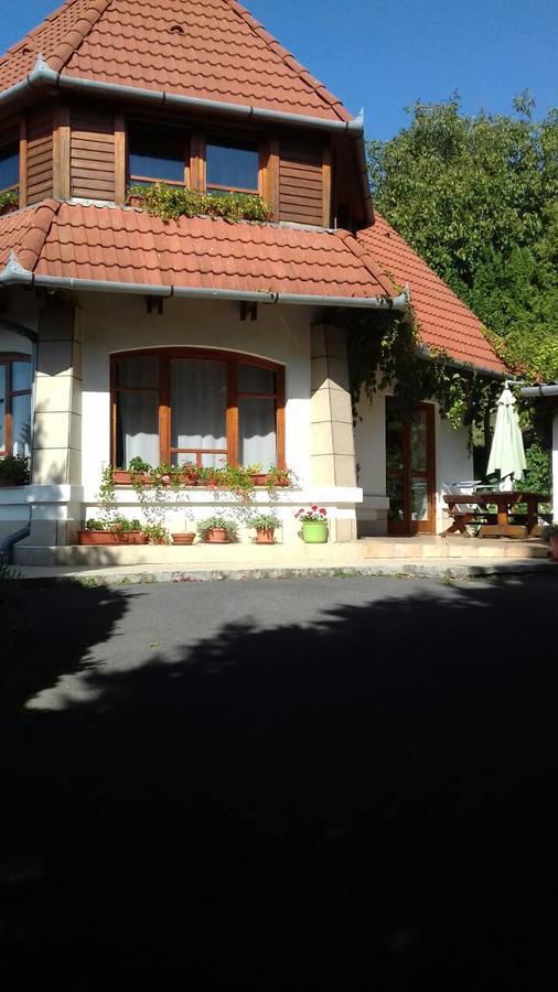 Palatinus Apartmanok Кестели Екстериор снимка